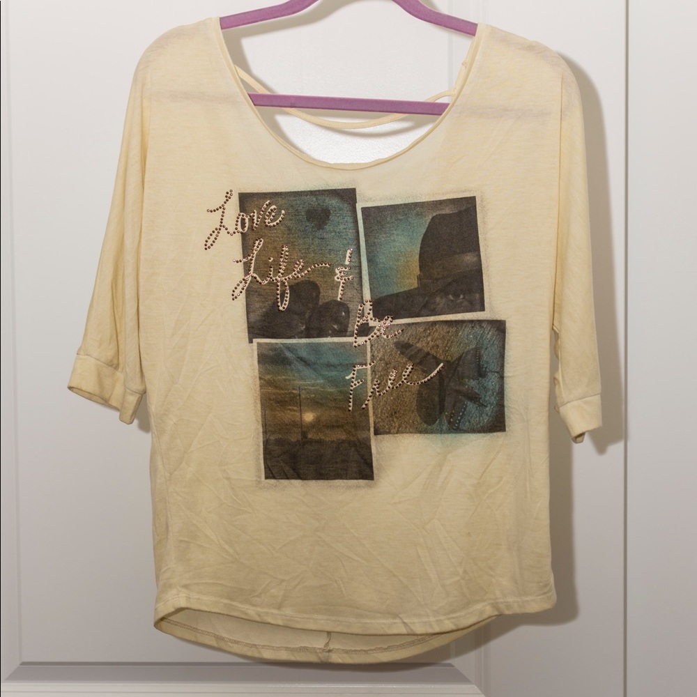 🐴 Creme colored, oversized graphic top!
